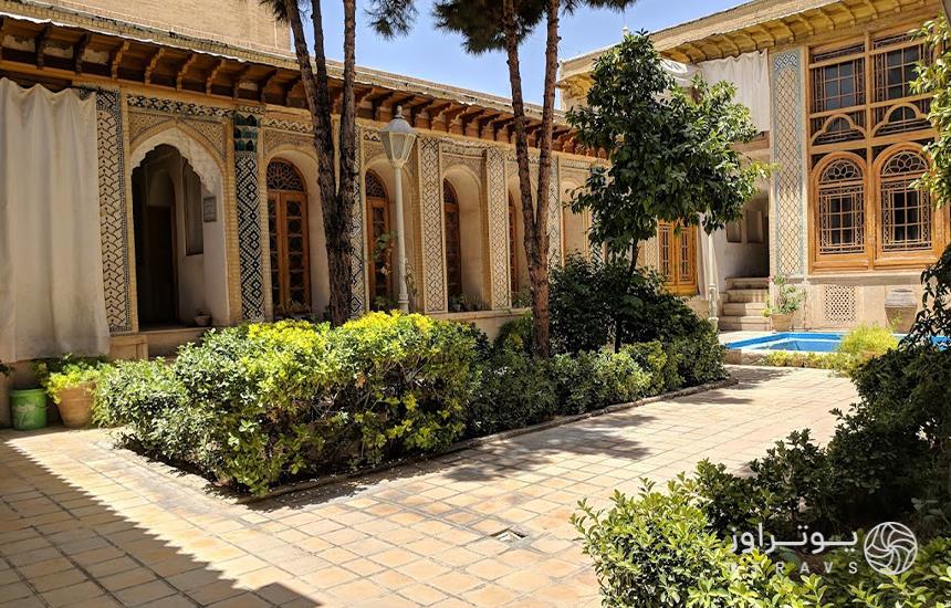 اتاق های پنج دری در خانه سنتی فروغ در شیراز